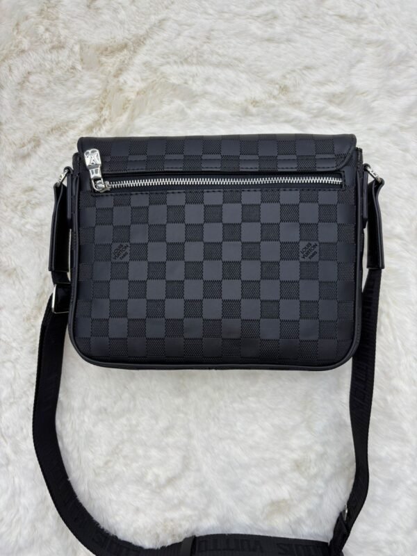 Louis Vuitton Messenger Bag Black on Black Rits - Image 2