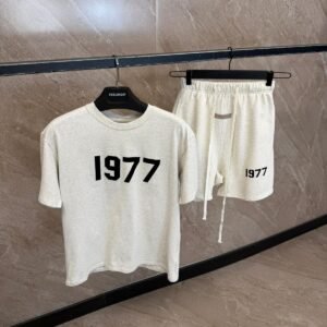 Essential 1977 Beige Summerset